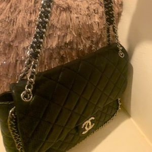 Chain around maxi flap